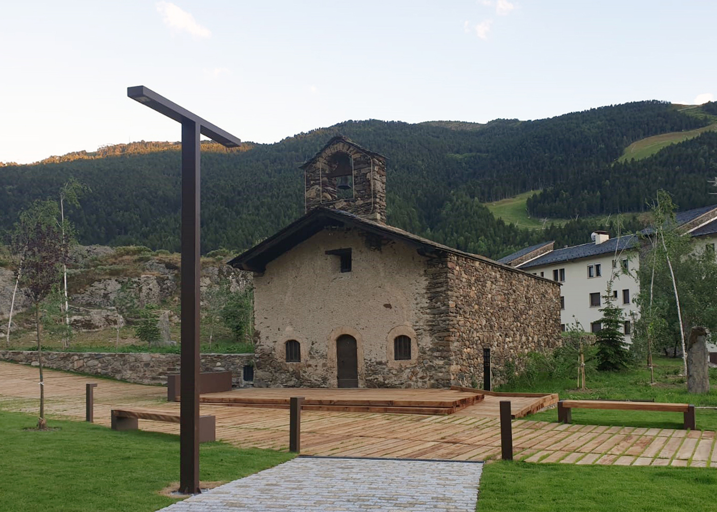 Ensemble lumineux TOMSK T ACTMT - Mât d'acier laminé S235-JR - Hauteur 4m à 7m - Module LEDs 20W à 120W_1