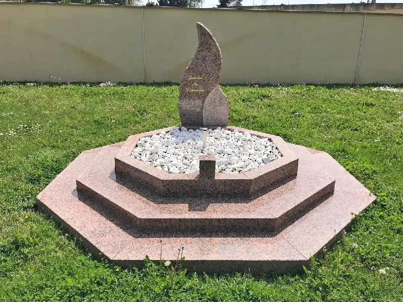 Jardins du souvenir avec emmarchement intégré pour dispersion des cendres - Lacus Regia_1