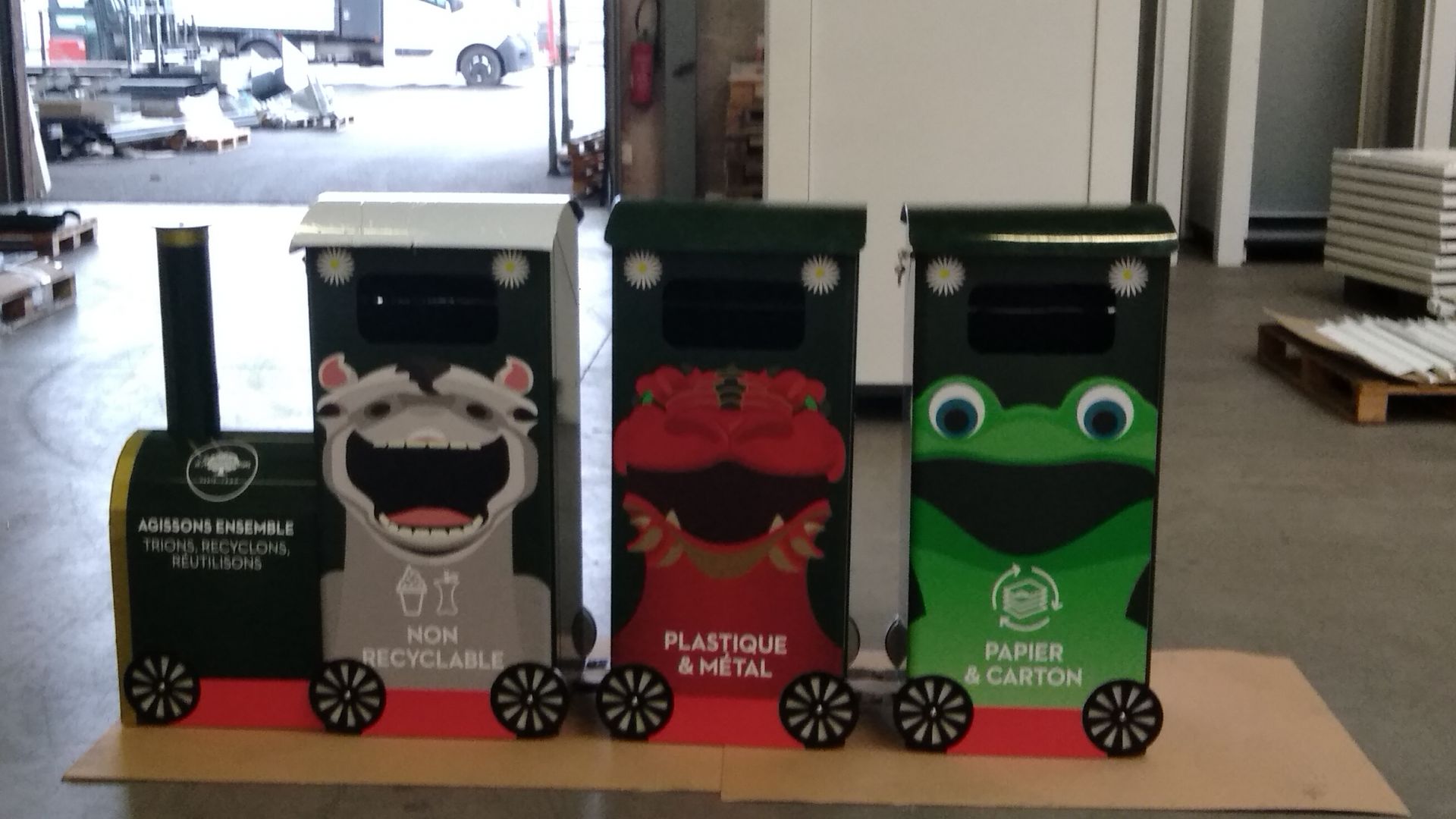 Poubelle ludique en forme de train pour enfants