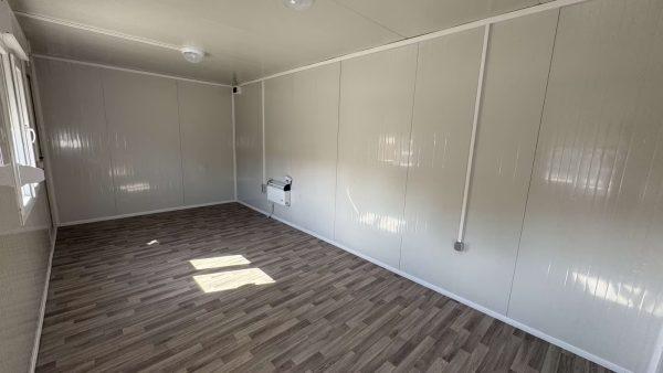 Bureau de chantier monobloc 17 m² avec volets roulants - robuste et prêt à l'emploi_1