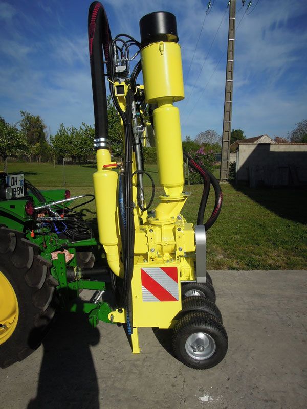 Machine d'effeuillage pour vignoble avec châssis stable