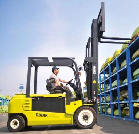 Chariots élévateurs électriques à quatre roues GEX40-50 - Clark - 4000 à 4990 kg - Puissants et ergonomiques_1