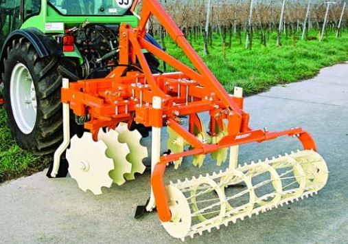 Outil agricole pour aérer et régénérer les sols enherbés