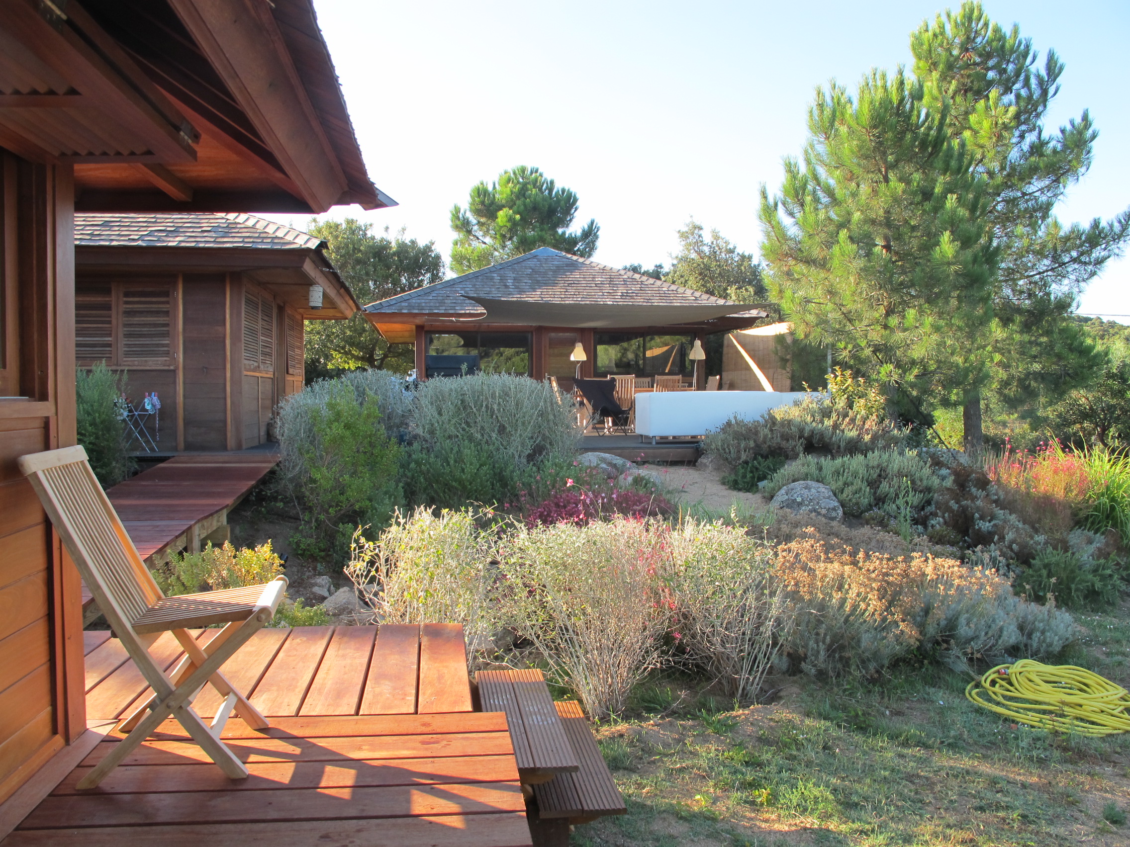 Chalet en bois à demi-niveaux / 36 m² / en kit / toit multipente_1