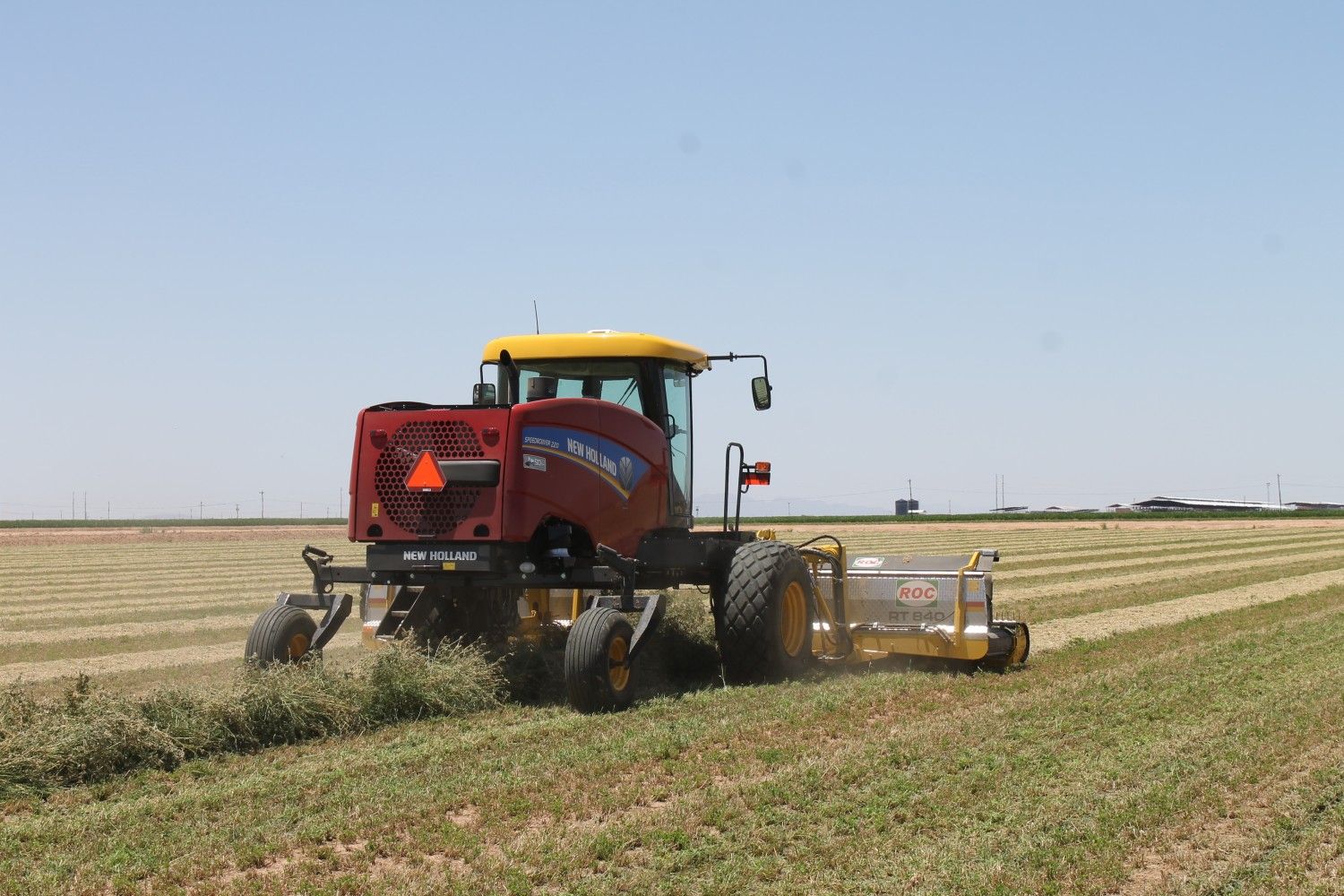 RT 840 - Andaineur à tapis ROC SRL - largeur de travail variable de 5,9 m à 8,35 m avec double balancier hydraulique_1