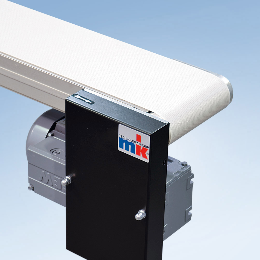 Convoyeur à bande robuste et polyvalent pour produits légers et moyennement lourds - GUF-P 2000 - MK Technology Group - personnalisable, robuste et flexible_1