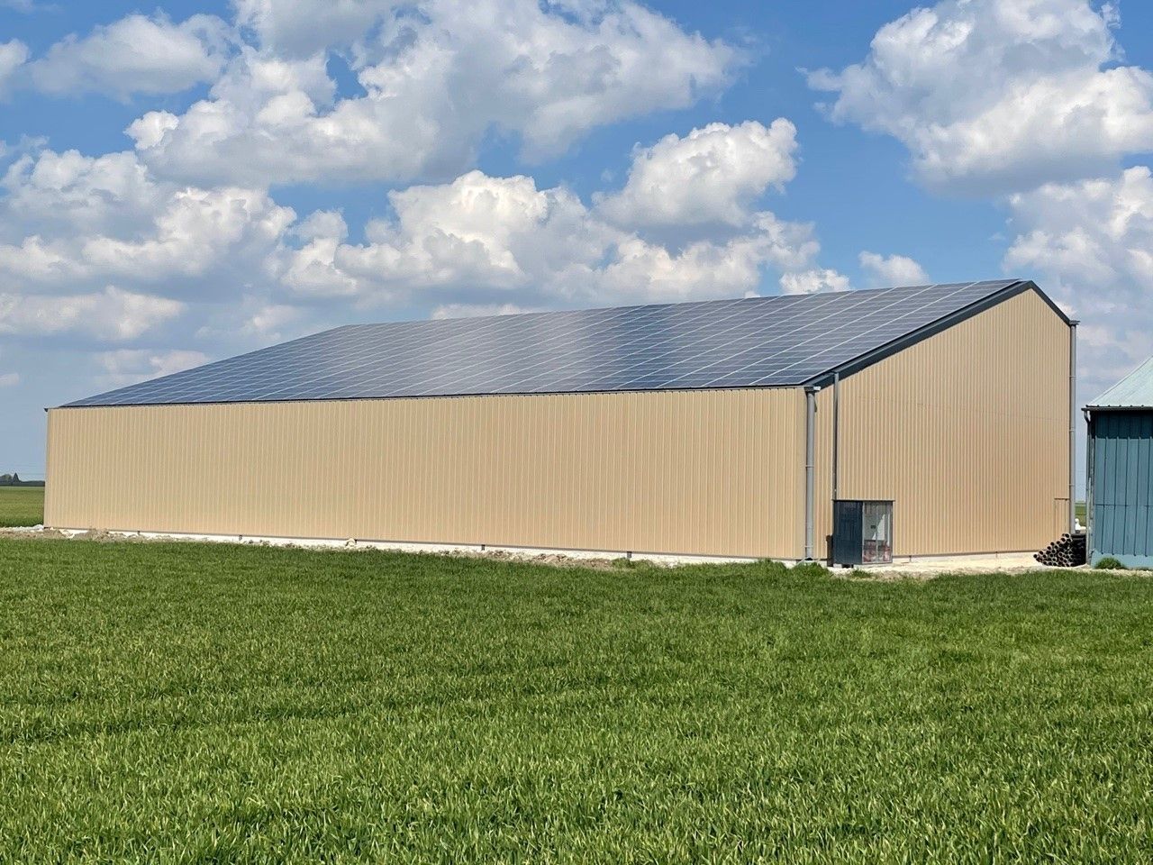 Hangar solaire agricole polyvalent avec toiture photovoltaïque