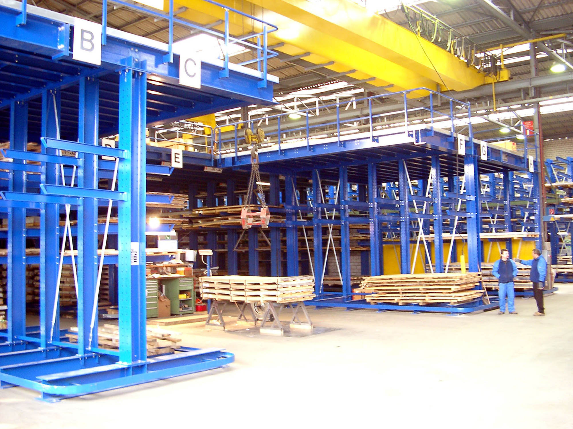 Système de stockage avec mezzanine superposée sur rayonnages cantilever
