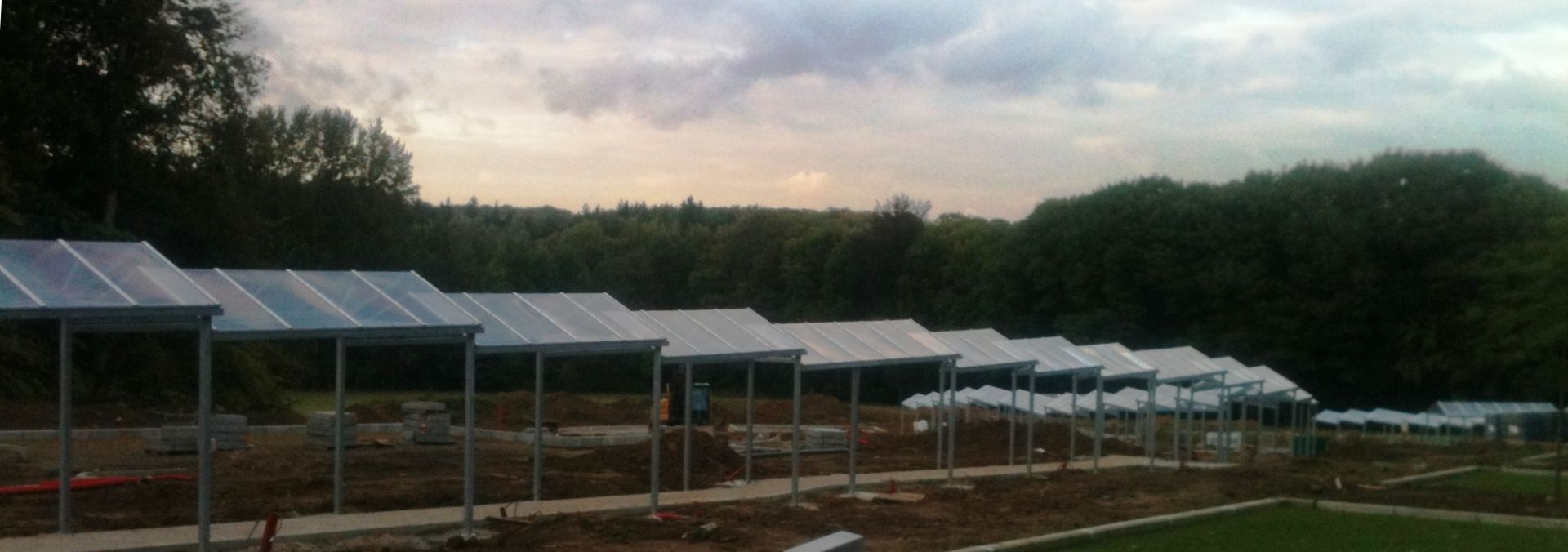 Passage couvert Pentu - abri à toiture plate inclinée - longueur de 1 m à indéfini - bardages et coloris personnalisables_1