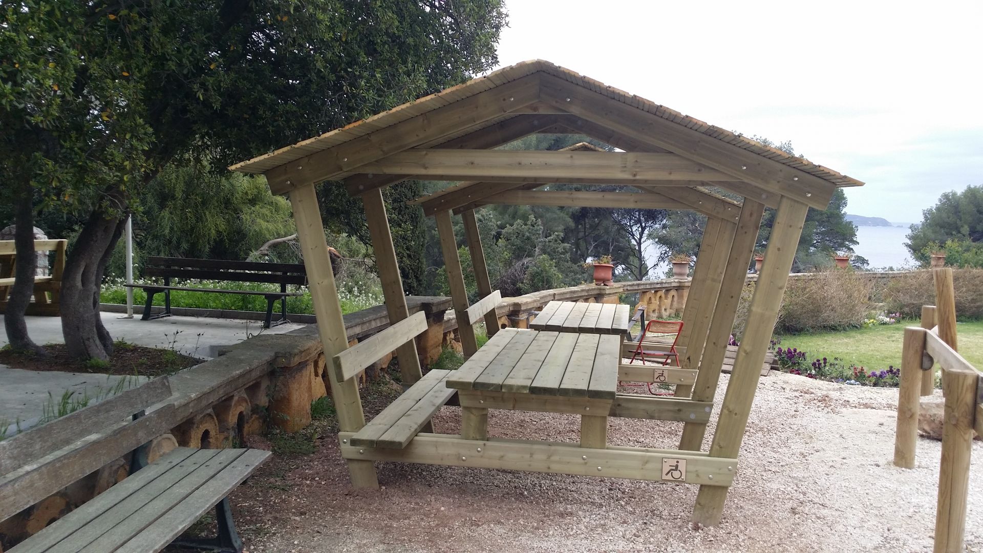 Table pique-nique robuste en bois avec toit protecteur