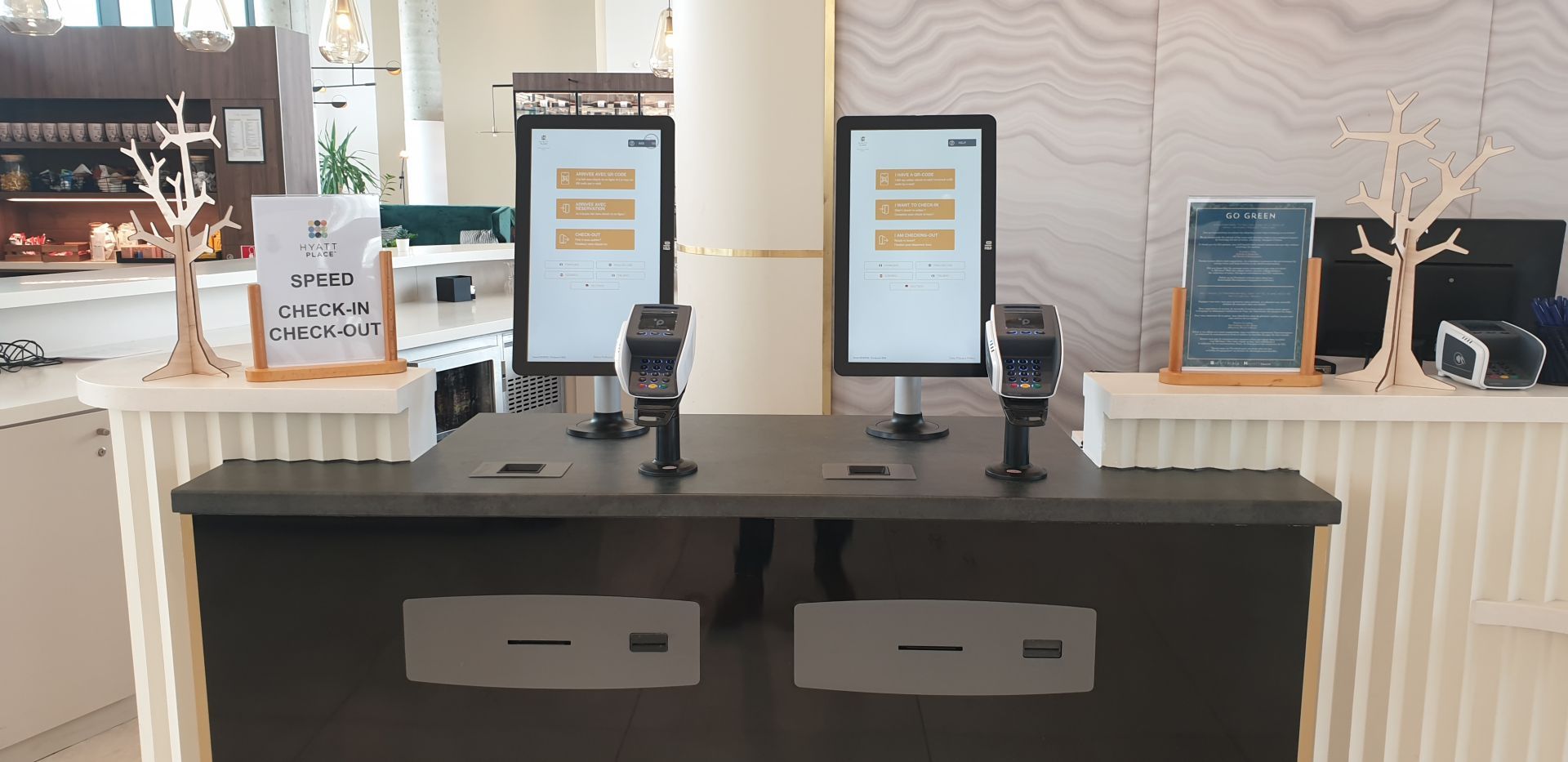 Borne intérieure encastrable d?enregistrement/check-in pour hôtel ? Libre-service et personnalisable_2