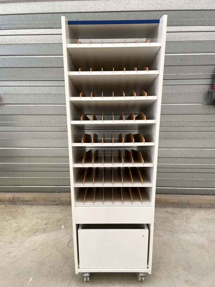 Meuble dynamique blanc d'occasion pour laboratoire - sur roulette avec casier-tiroir arrière - P21091201_1