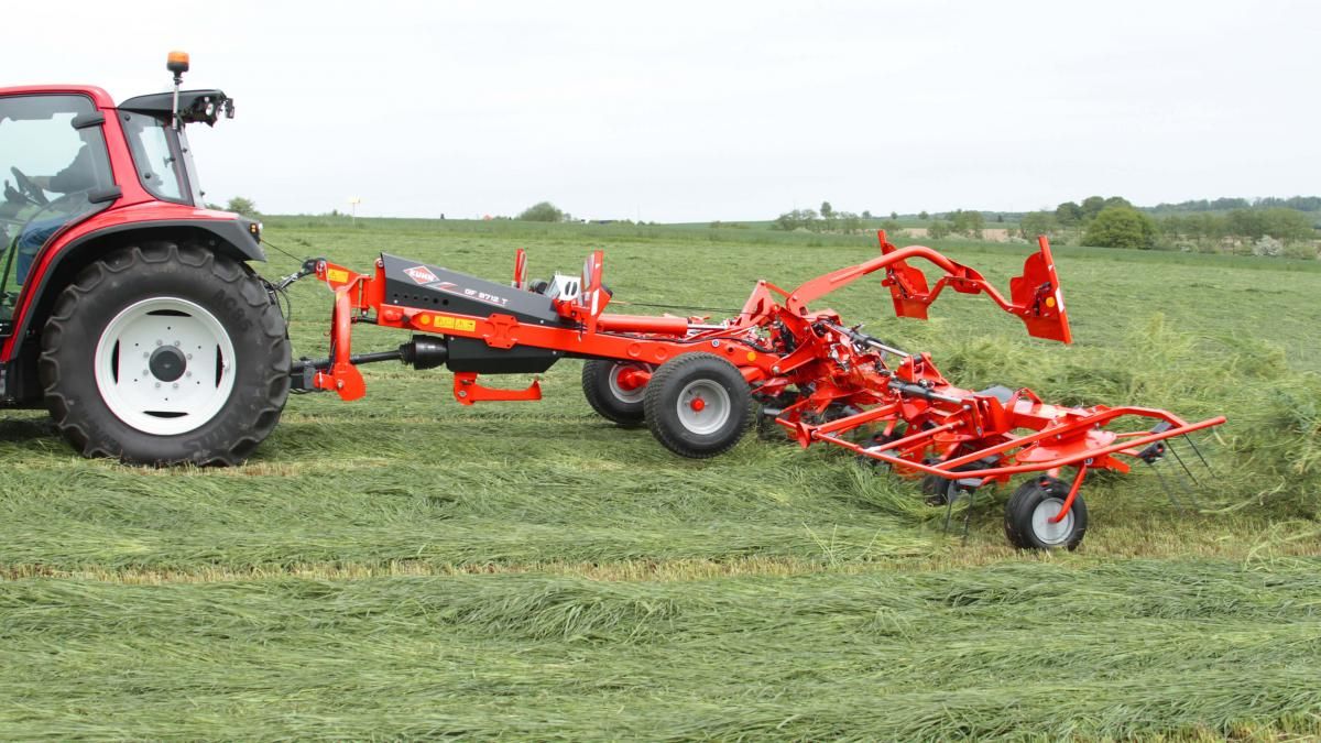 Largeur de travail de 8,70 m pour les faneuses traînées GF 1012 T de KUHN