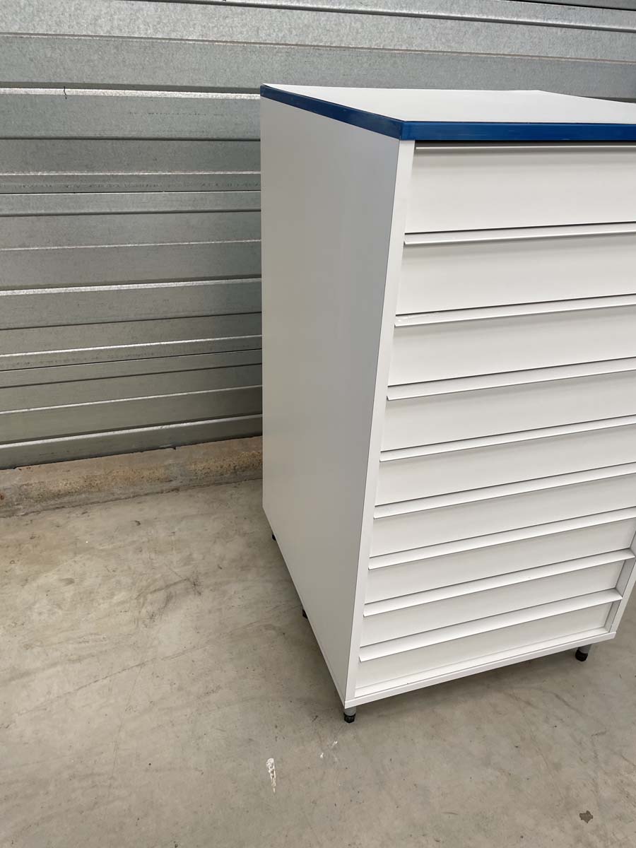 Meuble d'occasion de laboratoire avec 9 tiroirs - sur pieds métal - ATEX - référence P21091161_1