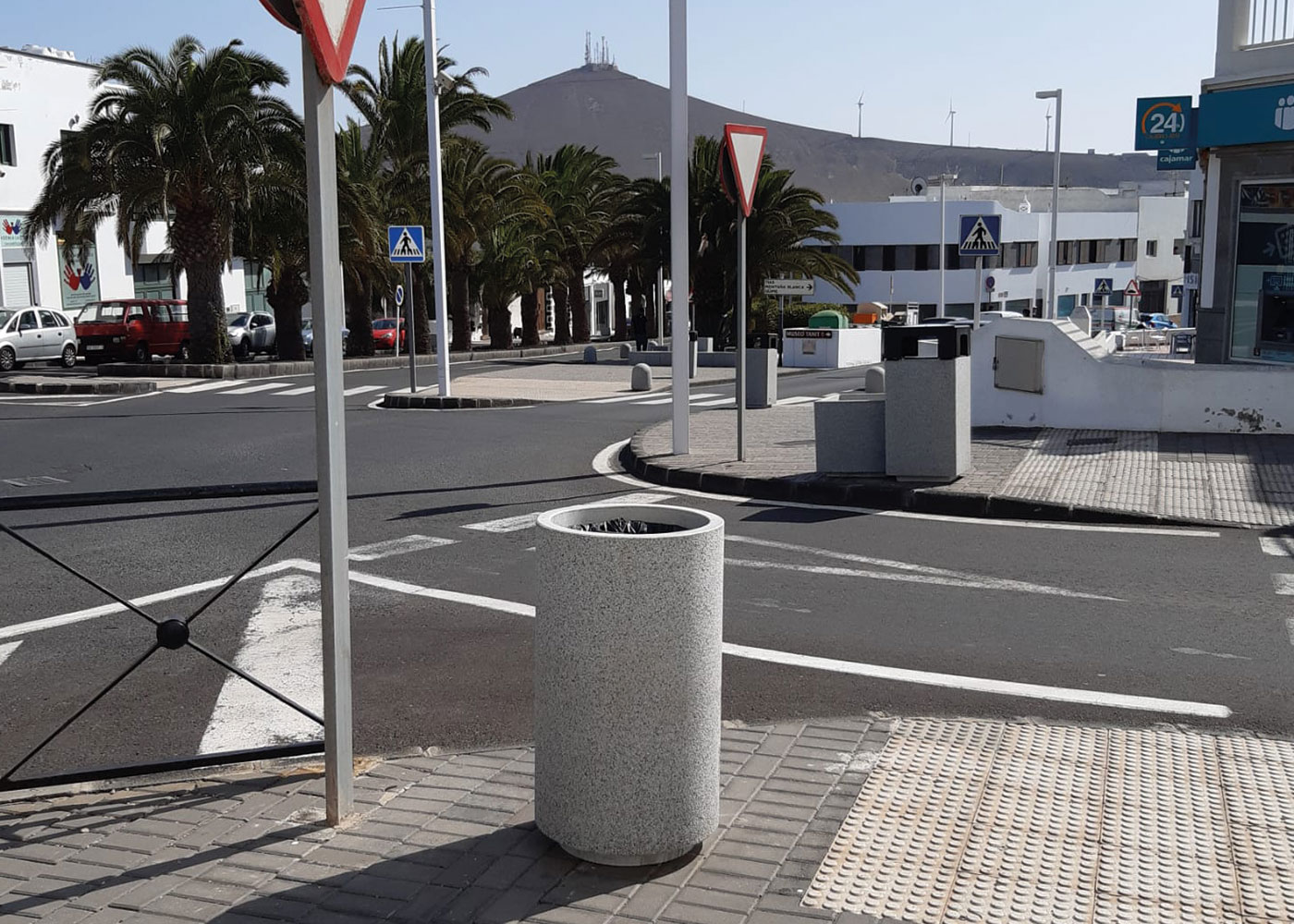 Poubelle publique Kube Nin PA673 - béton préfabriqué gris granite avec anneau en acier zingué_1