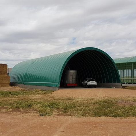 Tunnel de stockage agricole - structure en acier haute résistance - couverture PVC 670 g/m² avec porte et pignon_1