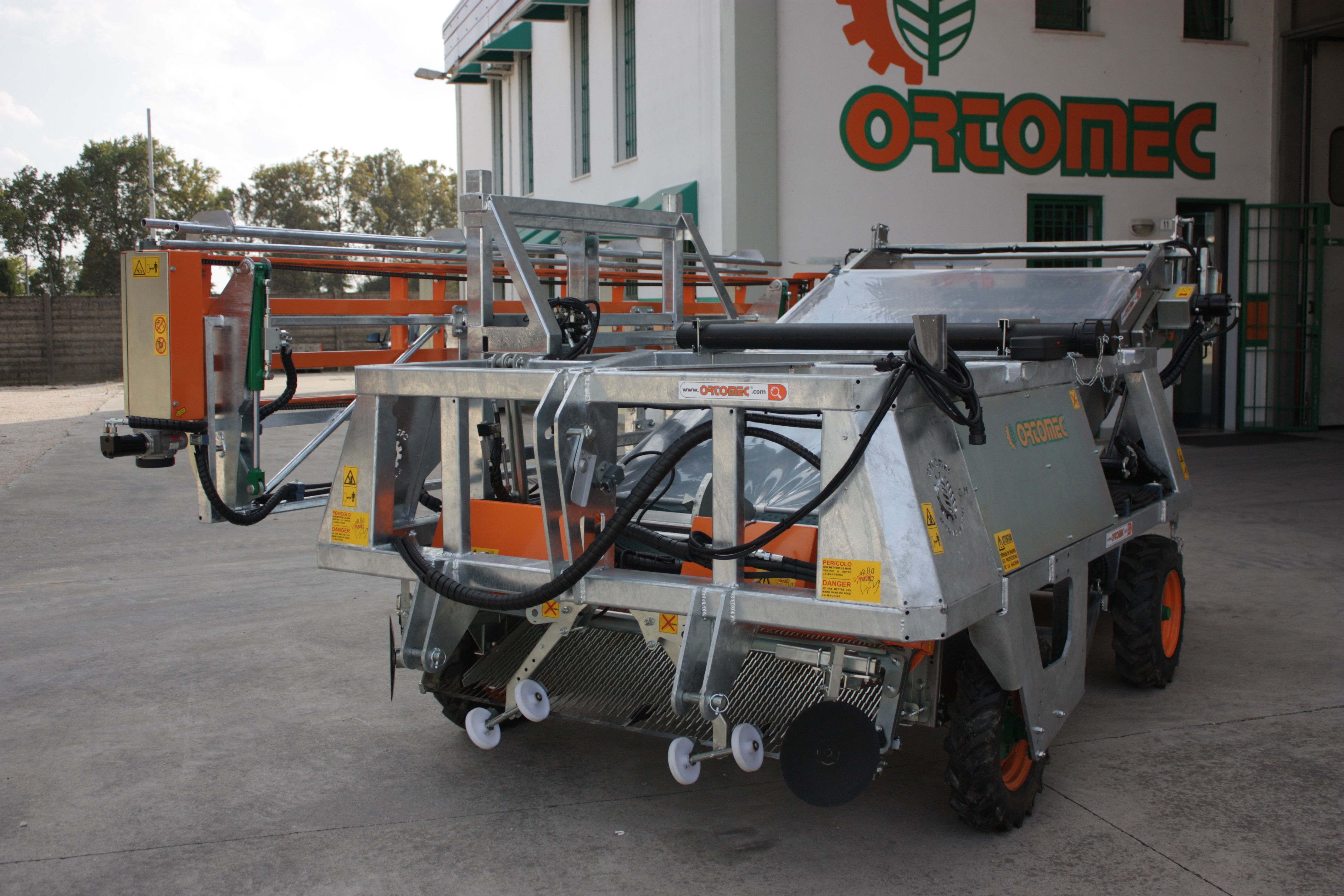 Récolteuse MAGIC MÂCHE - Ortomec SRL - montée sur tracteur avec système No Stop et NEW HERBEX_1