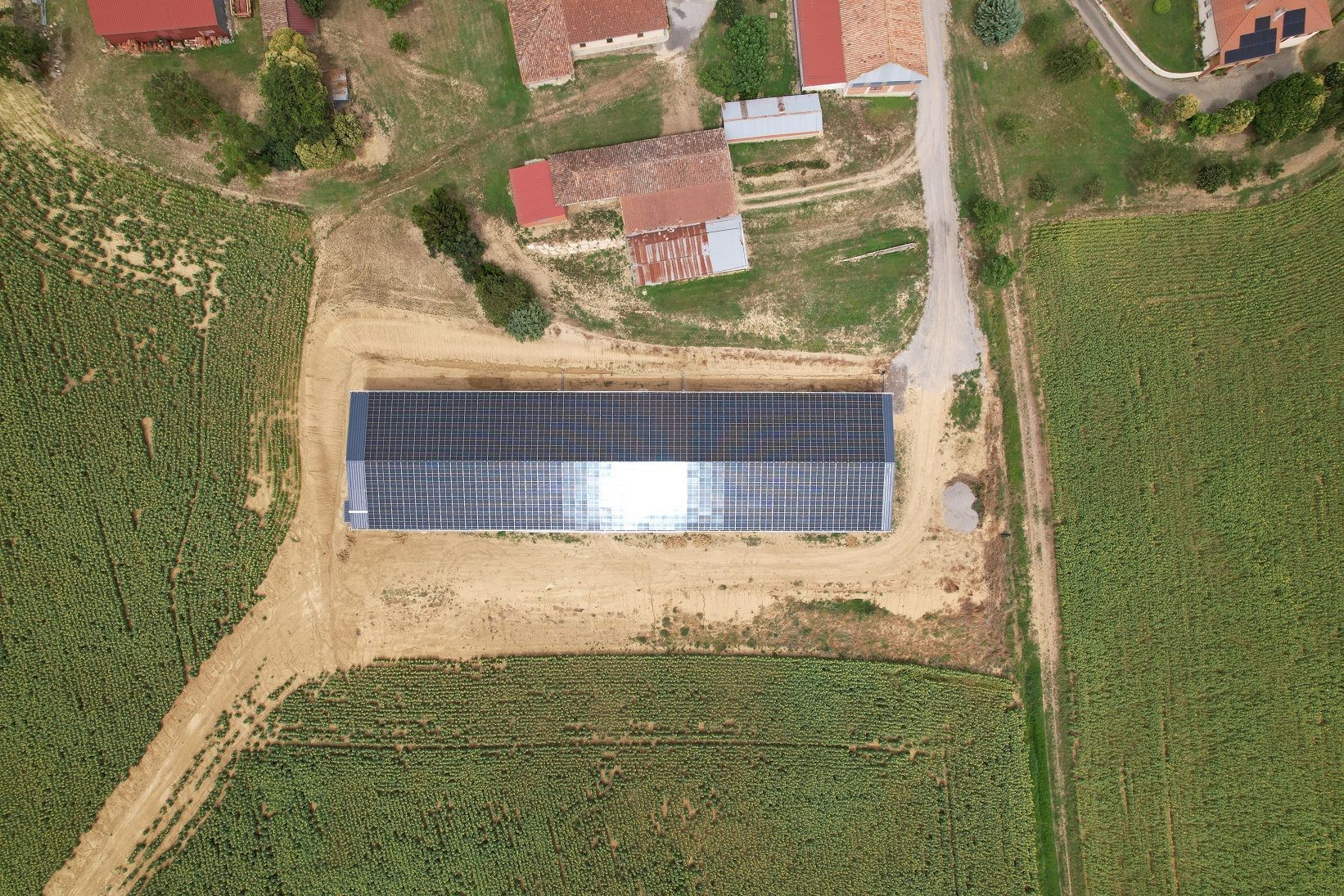 Hangar photovoltaïque symétrique - 1749 à 2385 m² - exposition Est-Ouest pour production solaire optimisée_1