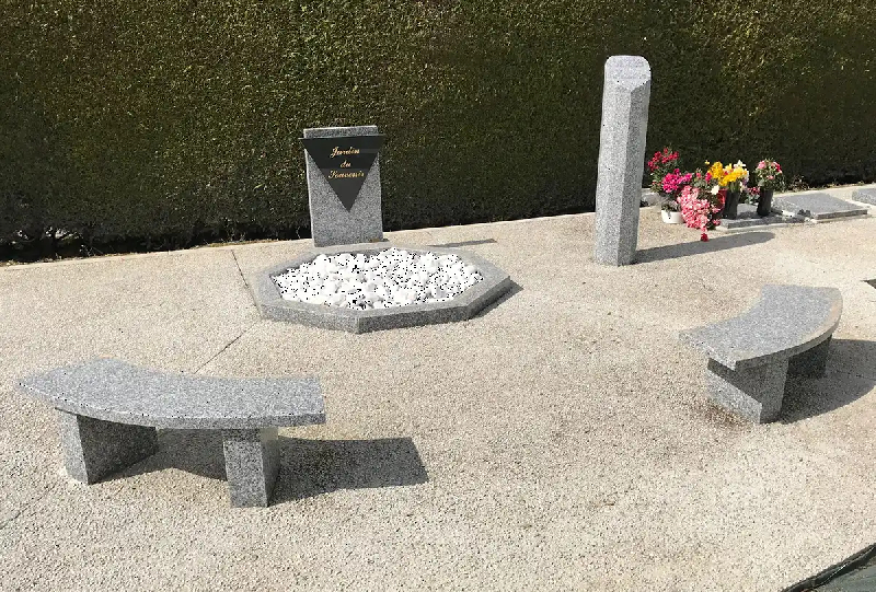Stèles personnalisées Jardins du souvenir - Mausolé / pyramide / rocher en granit massif_1