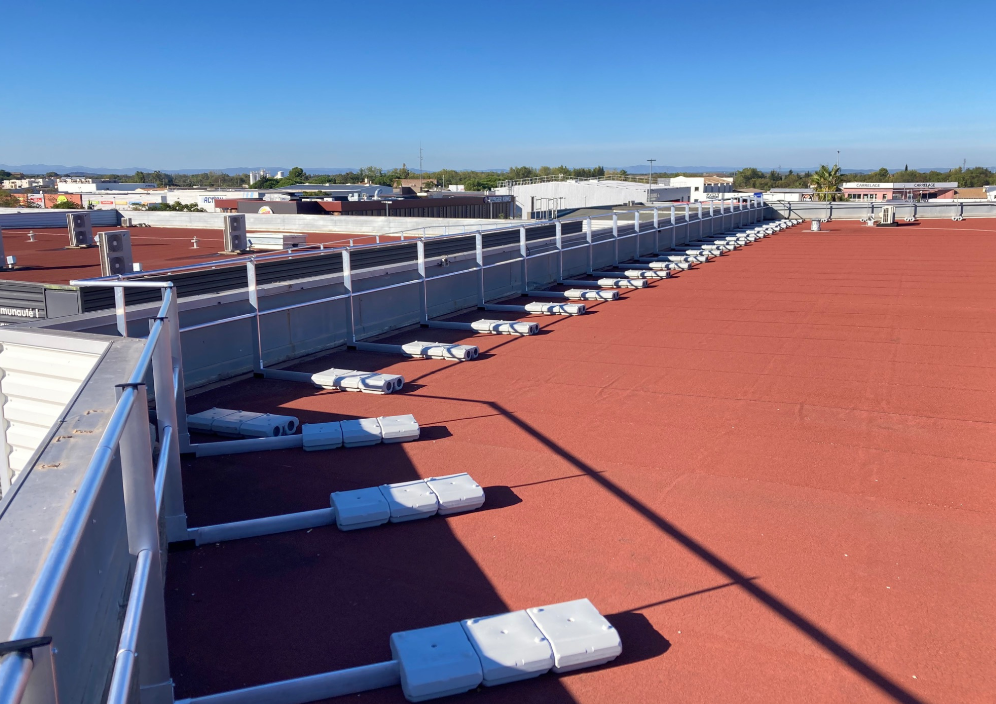 Garde-corps autoportant pour toiture terrasse - Aluminium T19 GM - Lisses Ø38 mm et contrepoids béton_1