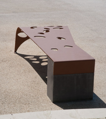 Banc public en métal - Collection Green Palacio - acier corten et motifs alvéolaires_1