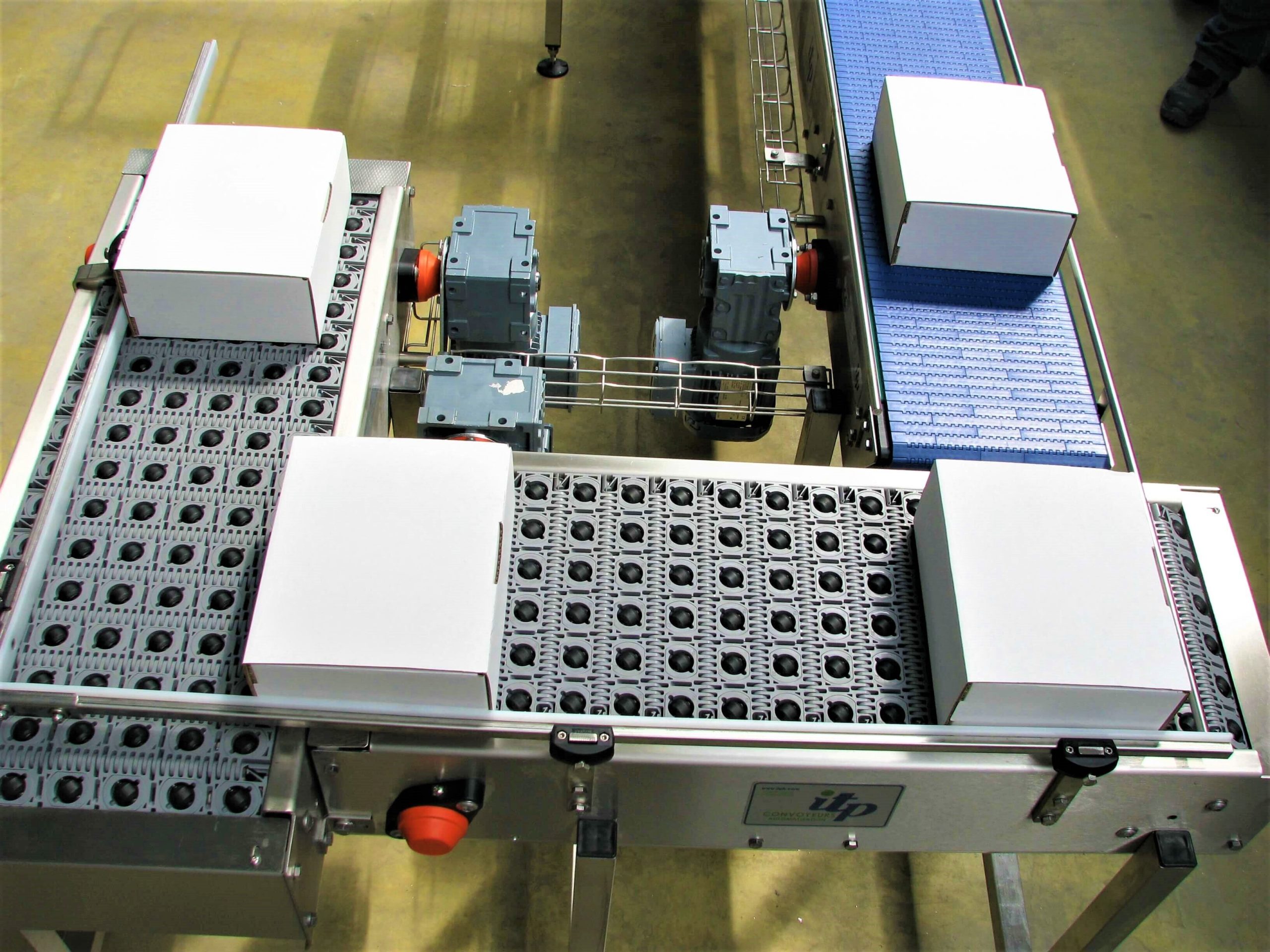 Transfert en continu à galets orientés pour produits à fond plat et rigide_1