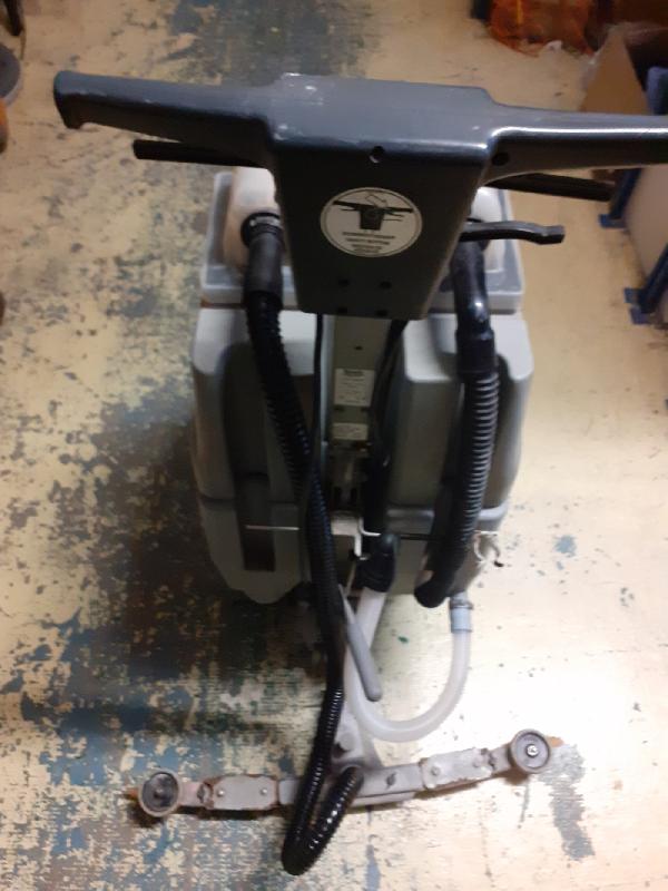 Autolaveuse à câble Numatic TT345T - entièrement révisée pour sols carrelés, peints ou béton lisse_1