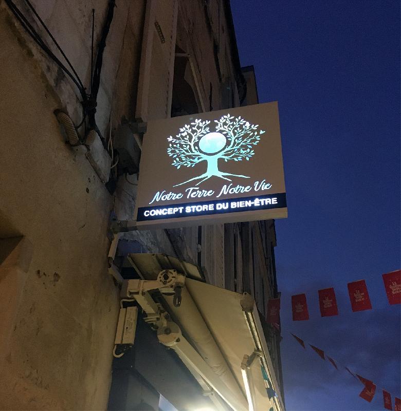 Enseigne Drapeau Lumineuse Carré/Rectangle Plexiglas Diffusant_1