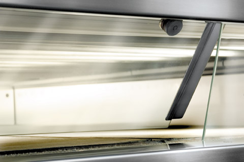 Four professionnel avec diffusion de chaleur par conduction et rayonnement