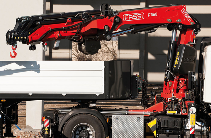 Grue auxiliaire Fassi F365A e-dynamic - Capacité de levage jusqu’à 34,1 tm - Bras hydraulique jusqu’à 26,70 m avec jib - Version dynamic avec bielle et rotation jusqu’à 400°_1