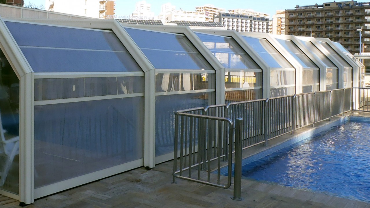 Abri piscine Palma - adossé et télescopique en polycarbonate, idéal pour piscines larges près d'un mur_1