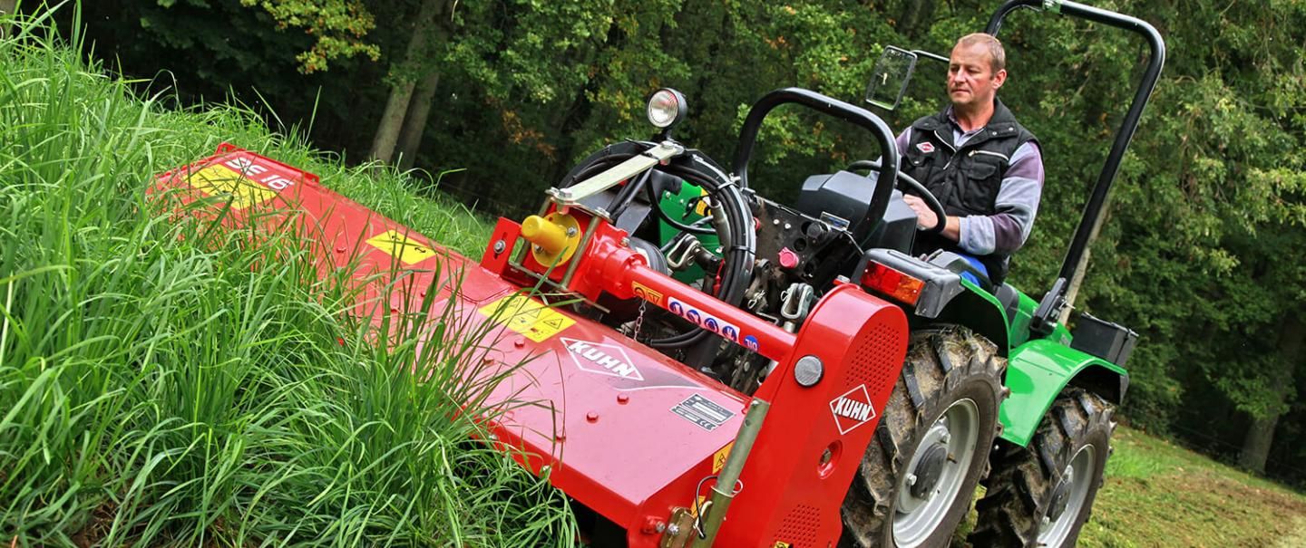 Machine polyvalente pour l'entretien des espaces verts