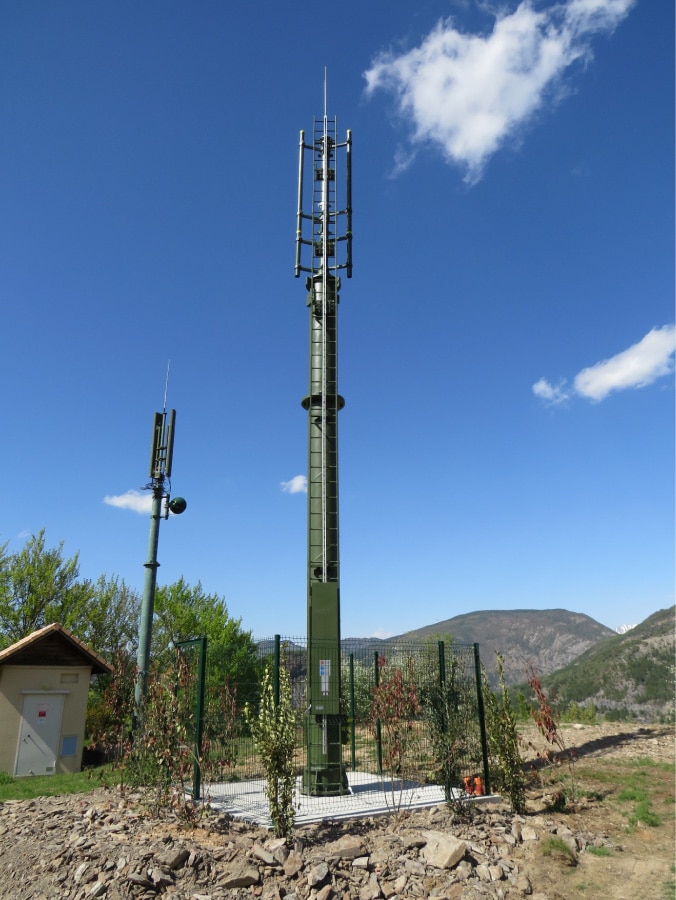 Pylône métallique avec échelle extérieure et nacelle