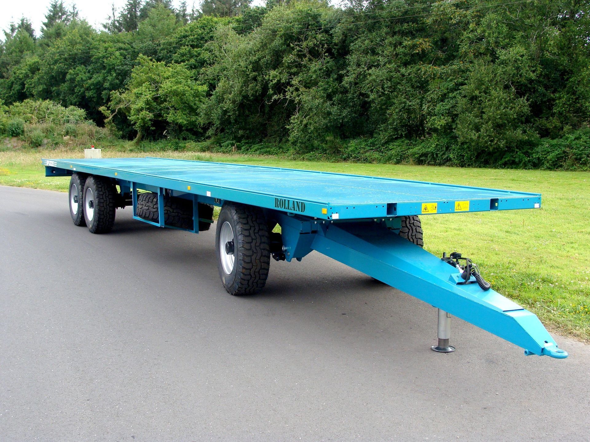 Remorque plateau avec système de sellette pour traction optimisée