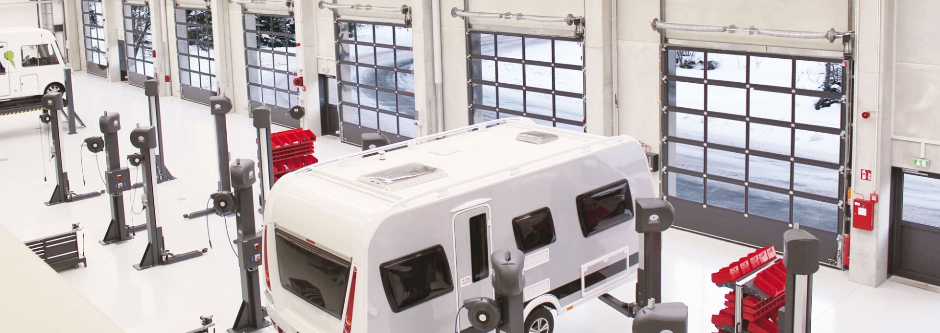 Porte sectionnelle industrielle ALU 60 mm - automatique - repliable en plafond - vitrée - métal - avec portillon - hydrofuge - hermétique - isolation phonique et thermique_1