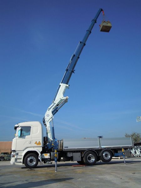 Grue Cormach série 50000 E ASC Plus avec bras hydraulique atteignant 31 mètres