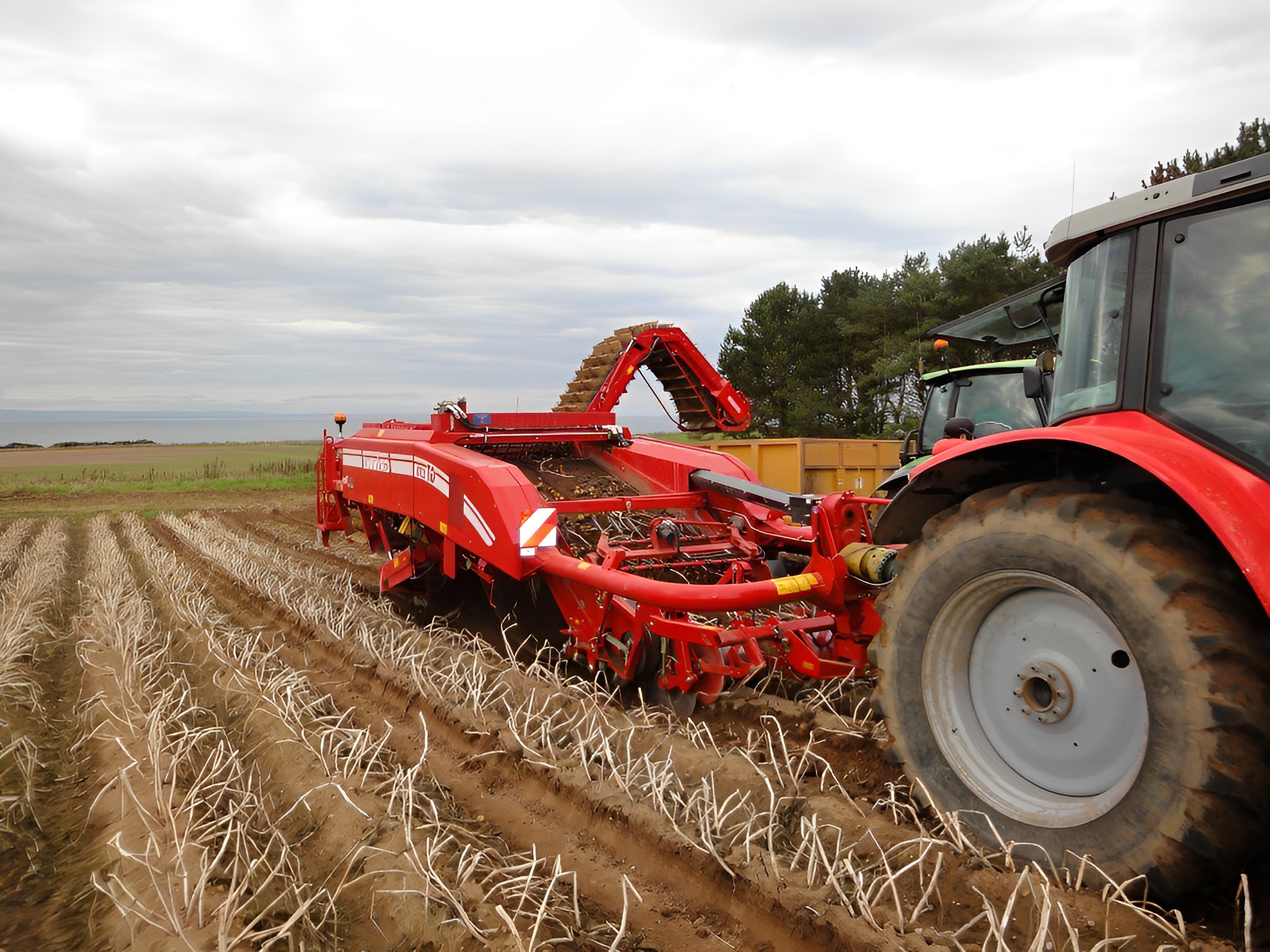 Arracheuse polyvalente à deux rangs avec traitement doux des produits
