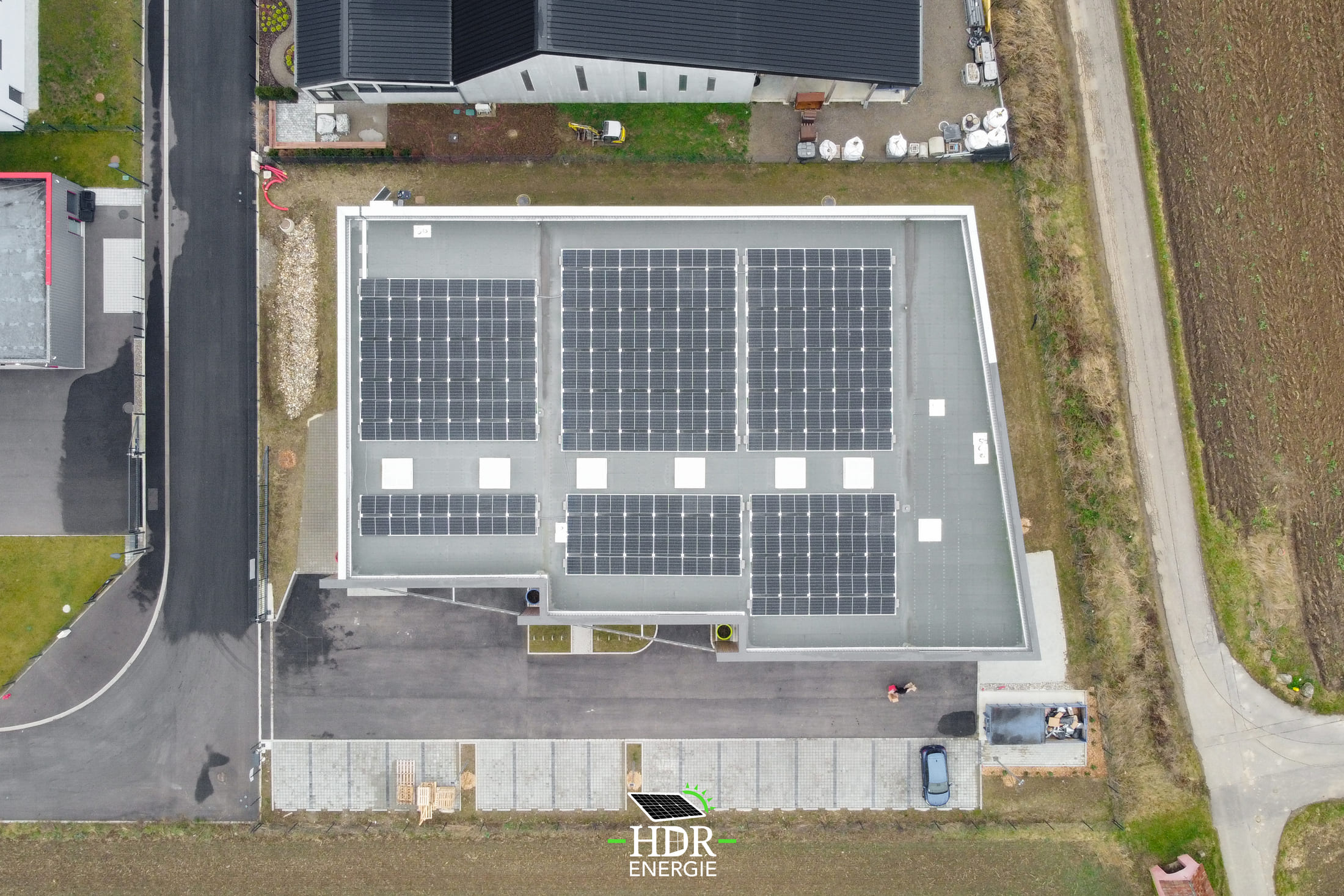 Bâtiment commercial photovoltaïque - 224 panneaux - 700m² - 99 kWc_1