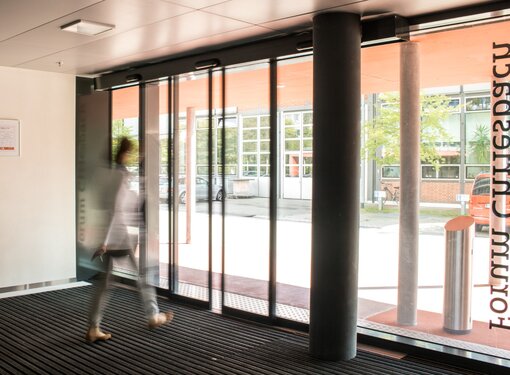 Porte coulissante automatique à isolation thermique - étanchéité à l'air et modèles disponibles_1