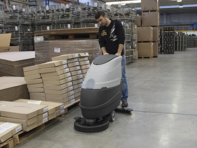 Autolaveuse accompagnée SWIFT 50 BTR EVO - idéale pour collectivités et petites industries, 2000m2/h, batteries intégrées_1