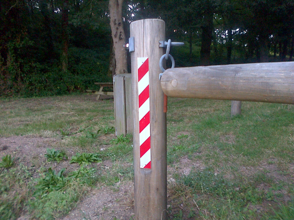 Chevron rouge et blanc classe 1 - Latte en aluminium souple 30mm - Disponible en 500mm ou 1000mm - SODIMAR_1