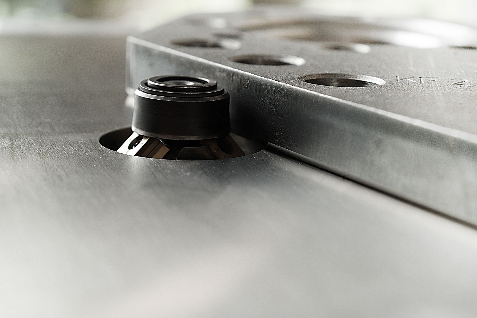 Chanfreineuse industrielle pour pièces grandes et lourdes - KKF 3-SL avec plateau robuste et fraises amovibles_1