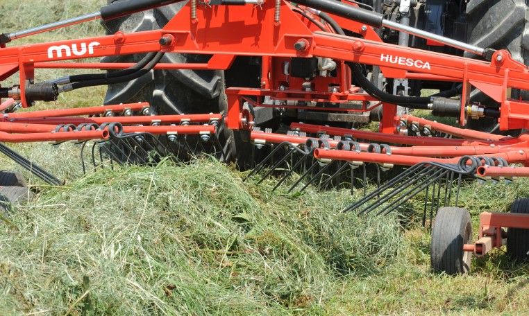 Machine de fenaison CH-6002 à dépose centrale