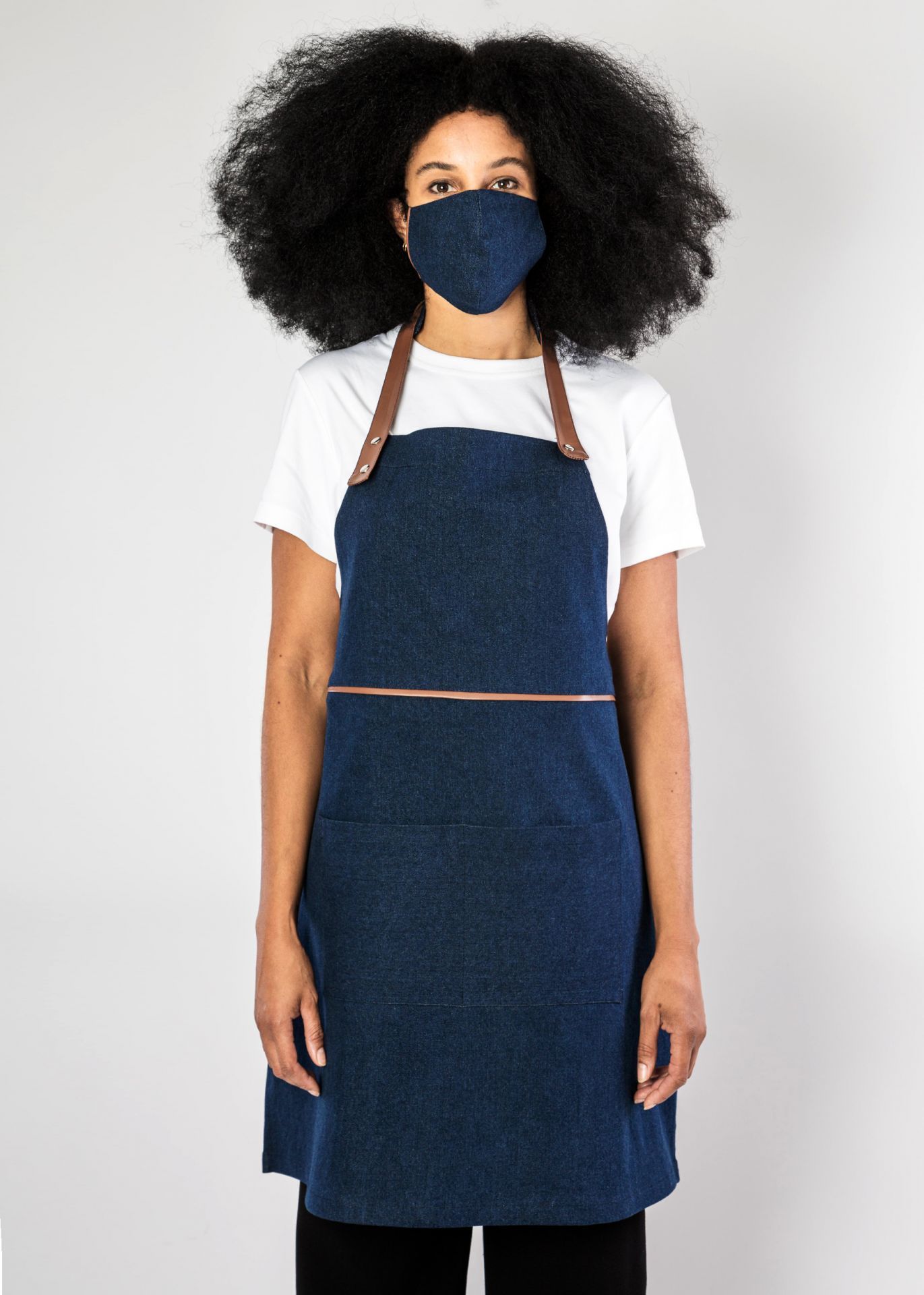 Tablier à bavette Antibes - denim avec détails simili-cuir - personnalisable et Made in France_1