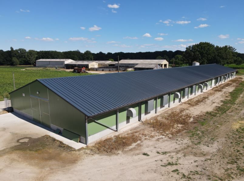 Bâtiment d'élevage deux pentes en profil acier galvanisé, pouvant accueillir des panneaux photovoltaïques en toiture_1