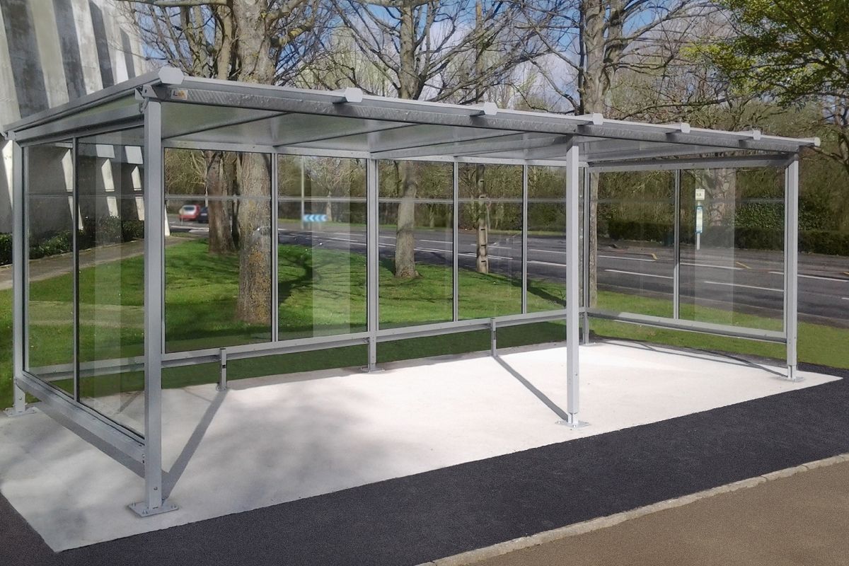 Abri bus sur mesure - Toit plat avec pente arrière 5% - Série AP - Poteaux métalliques anti-corrosion_1