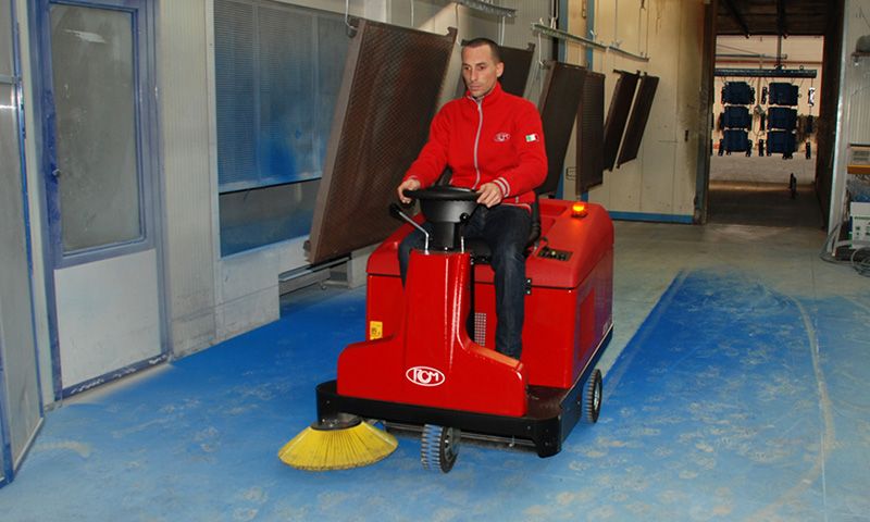 Atom Plus - Balayeuse de voirie compacte RCM avec bac de 95 litres et déchargement hydraulique_1