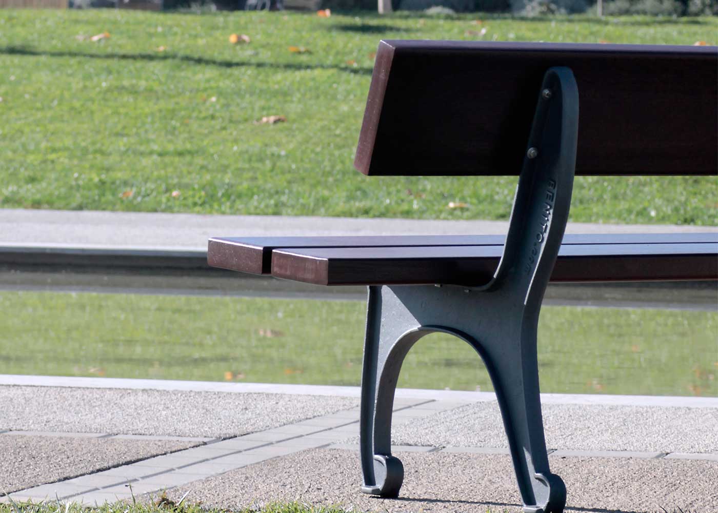 Banc public Cantábrico UM381 - piètement en fonte ductile traité anticorrosion avec lattes en bois tropical_1