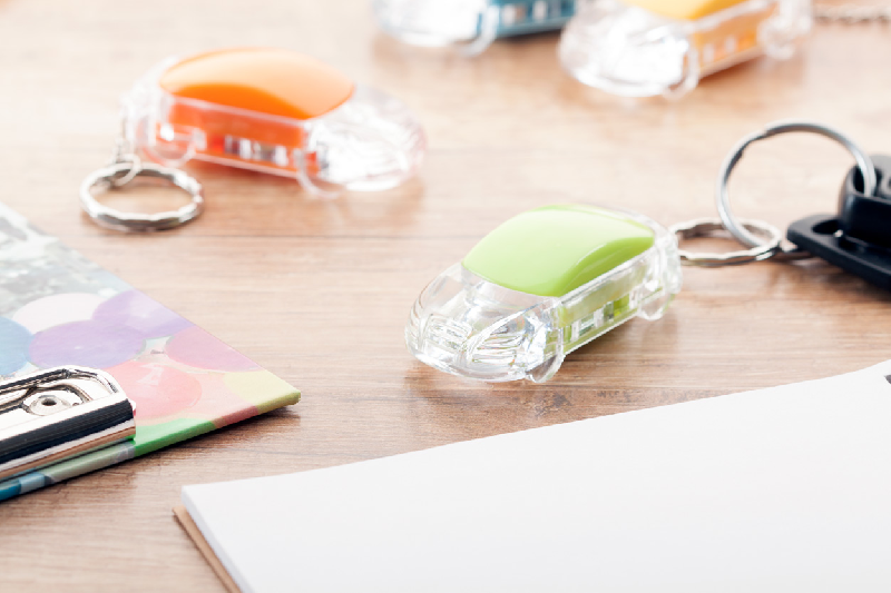 Porte-clés publicitaires en forme de voiture - plastique avec lampe LED blanche - pile bouton incluse_1