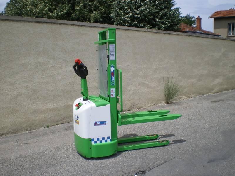 Gerbeur électrique d'occasion - 1000 kg à 2000 kg - Matériel révisé avec batterie neuve ou régénérée_1